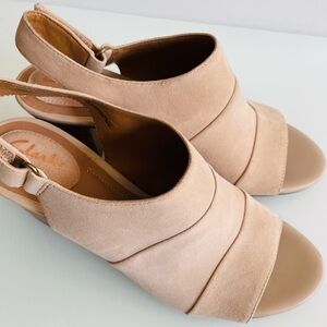 Women's Clarks Gorgeous & Super Comfy Suede Strappy Sandals (size 6) in Tan